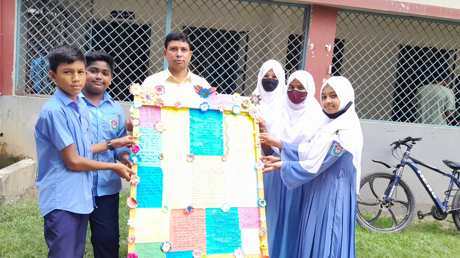 ক্ষুদে শিক্ষার্থীদের তৈরি দেওয়ালিকা